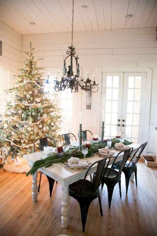 Christmas Dining Room Decor: Elegant Farmhouse Style