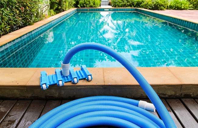 How to Vacuum Swimming Pools Manually 1