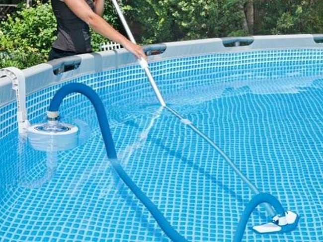 How to Vacuum Swimming Pools Manually 2