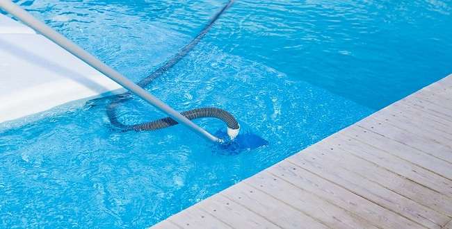 How to Vacuum Swimming Pools Manually 3