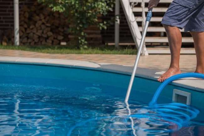 How to Vacuum Swimming Pools Manually